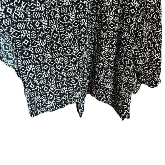 3 for $30! Hollister asymmetric black & white patterned skirt - Picture 3 of 10